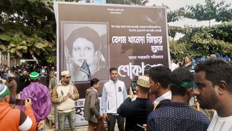 সকাল থেকেই সংসদ ভবন এলাকায় জড়ো হতে শুরু করেছেন সাধারণ মানুষ। ছবি: আজকের পত্রিকা