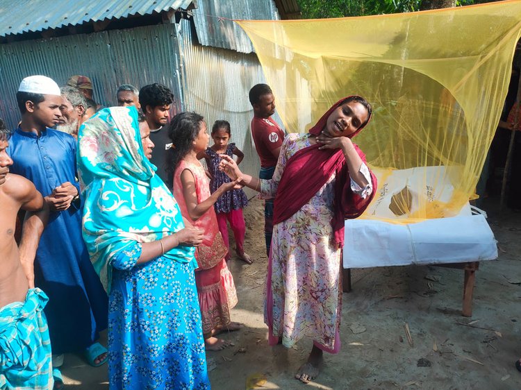 শিশুদের পরিবারের আহাজারি। ছবি: আজকের পত্রিকা