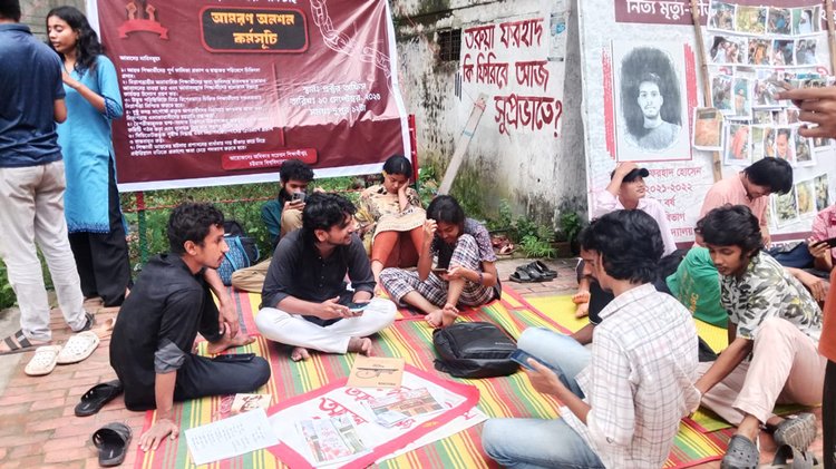 সাত দাবিতে আমরণ অনশনে চবির ৯ শিক্ষার্থী। ছবি: আজকের পত্রিকা