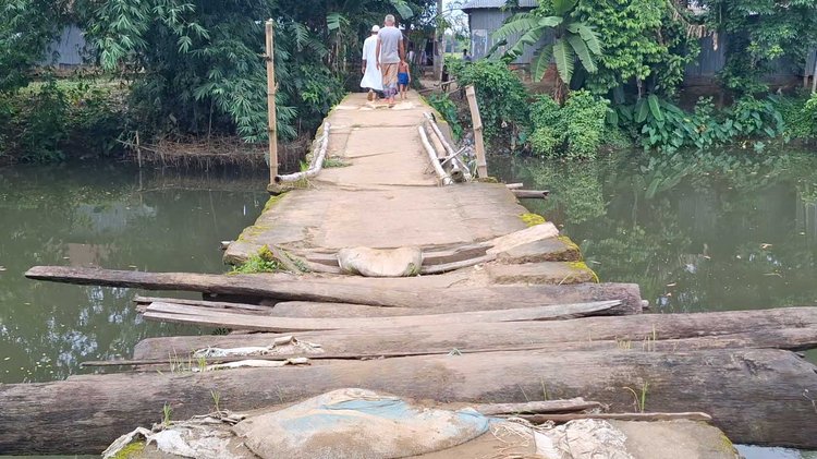 জোড়াতালি দেওয়া সেতু ঝুঁকি নিয়ে পারাপার। ছবি: আজকের পত্রিকা
