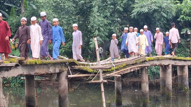 জোড়াতালি দেওয়া সেতু ঝুঁকি নিয়ে পারাপার। ছবি: আজকের পত্রিকা