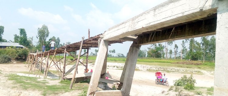 গাইবান্ধার সুন্দরগঞ্জ উপজেলার বেলকা বাজার খেয়াঘাটে তিস্তার শাখা নদীতে ভেঙে যাওয়া সেতু। ছবি: আজকের পত্রিকা