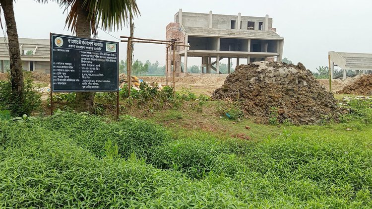 নওগাঁর মান্দায় নির্মাণাধীন স্টেডিয়াম। ছবি: আজকের পত্রিকা