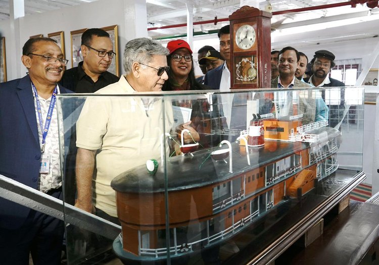 শনিবার প্যাডেল স্টিমার পিএস মাহসুদের নবযাত্রা উদ্বোধন করেন নৌপরিবহন মন্ত্রণালয়ের উপদেষ্টা ব্রিগেডিয়ার জেনারেল (অব.) এম. সাখাওয়াত হোসেন। ছবি: প্রধান উপদেষ্টার কার্যালয়ের ফেসবুক পেজ