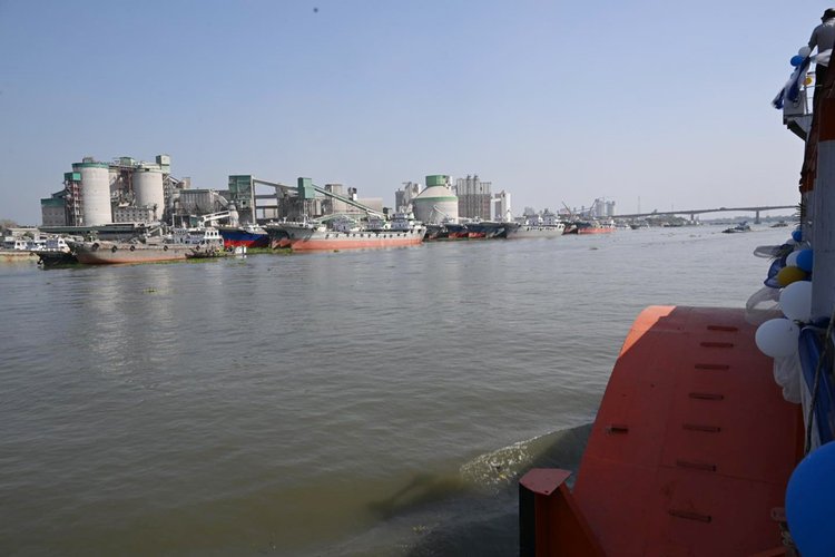 শনিবার প্যাডেল স্টিমার পিএস মাহসুদের নবযাত্রা উদ্বোধন করেন নৌপরিবহন মন্ত্রণালয়ের উপদেষ্টা ব্রিগেডিয়ার জেনারেল (অব.) এম. সাখাওয়াত হোসেন। ছবি: প্রধান উপদেষ্টার কার্যালয়ের ফেসবুক পেজ