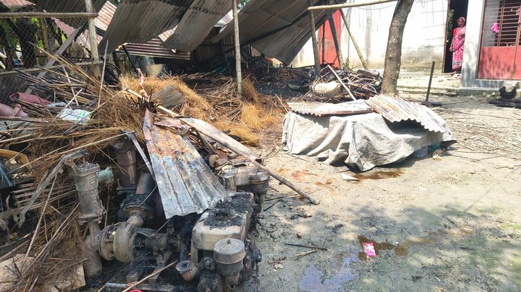 ব্যবসায়ীর বাড়ি ও দোকানে পরিকল্পিতভাবে আগুন লাগানোর অভিযোগ। ছবি: আজকের পত্রিকা