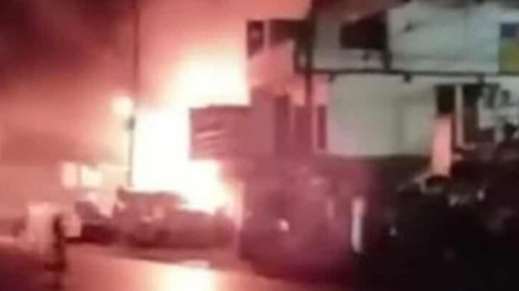 আগুনে পুরানো জাহাজের সরঞ্জাম বিক্রির দুটি দোকান ও একটি অক্সিজেন সিলিন্ডারের দোকানসহ মোট তিনটি দোকান পুড়ে গেছে। ছবি: আজকের পত্রিকা