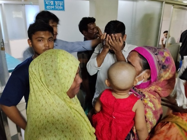গ্যাস বিস্ফোরণে নিহতদের লাশ চট্টগ্রাম মেডিকেল কলেজ হাসপাতালে আনা হলে কান্নায় ভেঙে পড়েন নিহতদের স্বজনরা। ছবি: আজকের পত্রিকা