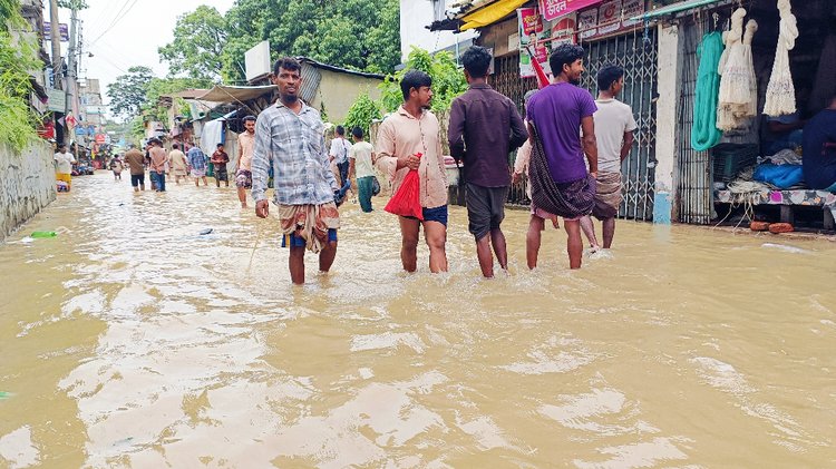 সাতকানিয়া সদরের মেইন রোড তিন দিন ধরে পানিতে তলিয়ে আছে। আজ সকালে তোলা। ছবি: আজকের পত্রিকা