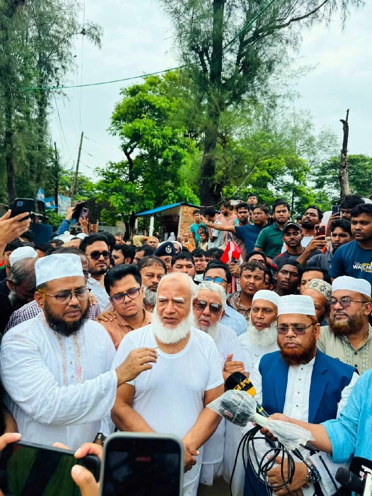 বন্যাদুর্গত এলাকা পরিদর্শন শেষে বক্তব্য দেন জামায়াতে ইসলামীর আমির ডা. শফিকুর রহমান। ছবি: আজকের পত্রিকা