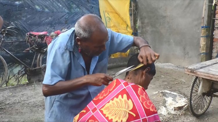 কখনো রাস্তায়, কখনো কারও বারান্দায় বা উঠানে বসেই কাটেন মানুষের চুল ও দাড়ি। ছবি: আজকের পত্রিকা