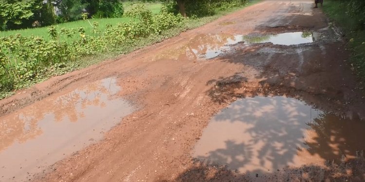 গর্তে জমে থাকে পানি, ঘটে দুর্ঘটনা। আশাশুনি উপজেলার প্রতাপনগর এলাকা থেকে তোলা। ছবি: আজকের পত্রিকা