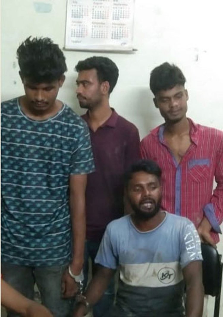 আটক চারজন। ছবি: আজকের পত্রিকা