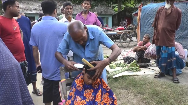 কখনো রাস্তায়, কখনো কারও বারান্দায় বা উঠানে বসেই কাটেন মানুষের চুল ও দাড়ি। ছবি: আজকের পত্রিকা