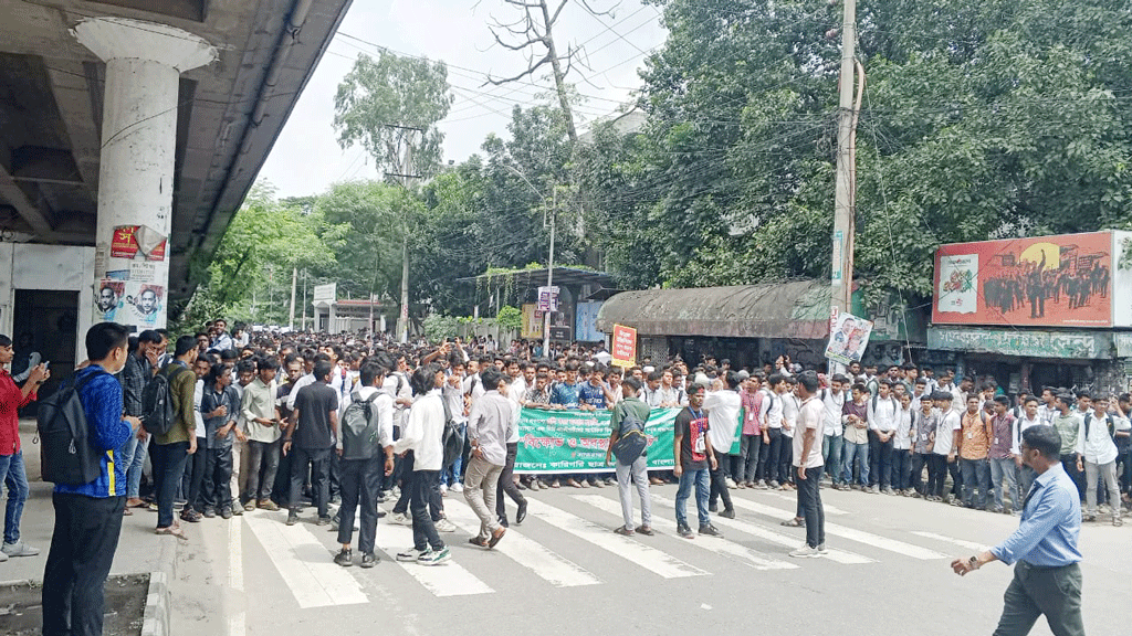 কারিগরি শিক্ষার্থীদের রাজধানীর সাতরাস্তা মোড় অবরোধ, যান চলাচল বন্ধ