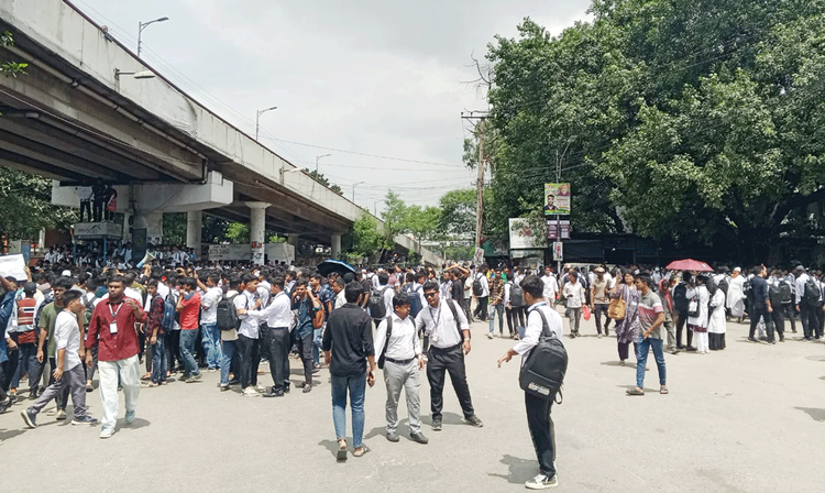 ৬ দফা দাবিতে পলিটেকনিক শিক্ষার্থীদের সড়ক অবরোধ। ছবি: আজকের পত্রিকা