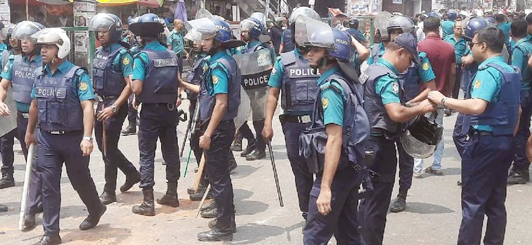 ঘটনাস্থলে অতিরিক্ত পুলিশ মোতায়েন করা হয়েছে। ছবি: আজকের পত্রিকা