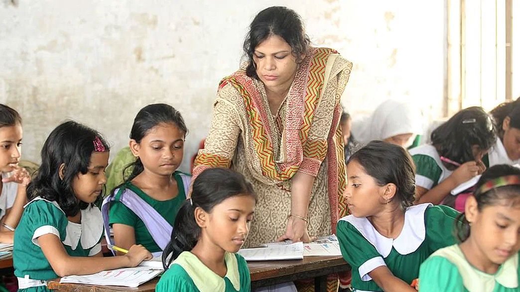 প্রাথমিকে পাঠদান: বাইরের ২০ কাজের চাপে শিক্ষক