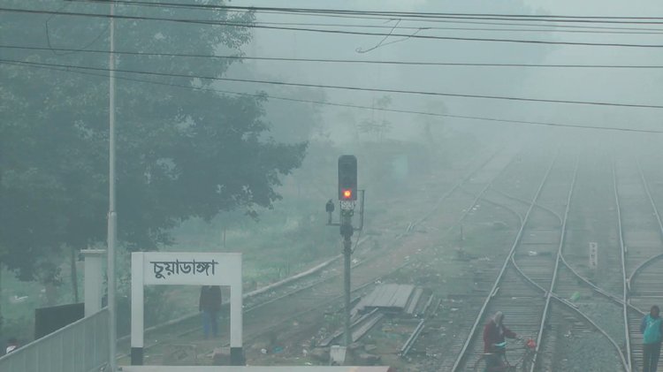 চুয়াডাঙ্গা রেলস্টেশনের ওপর দিয়ে হেঁটে যাচ্ছেন কয়েকজন মানুষ। ছবি: আজকের পত্রিকা