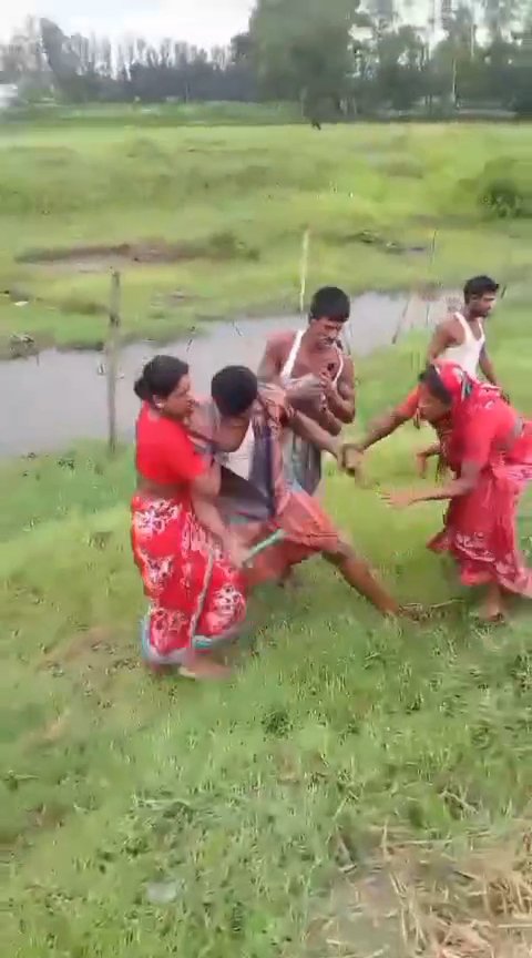 মো. খলিলকে রক্ষা করতে গেলে দম্পতিকে পেটান যুবদল নেতা। ছবি: ভিডিও থেকে নেওয়া