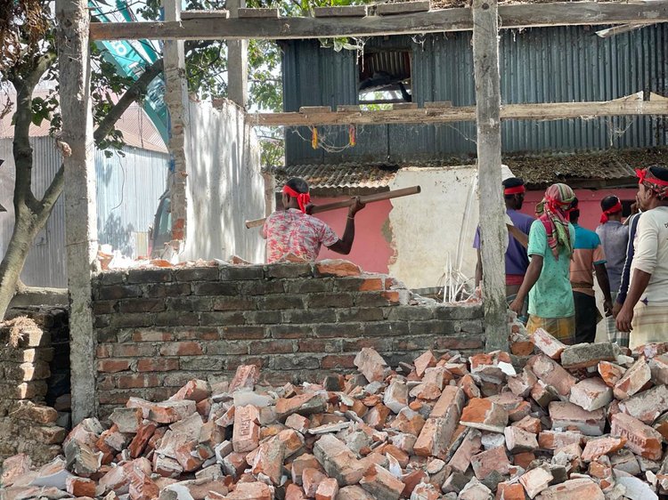 খাস জায়গায় গড়ে উঠা ১৫টি অবৈধ স্থাপনা উচ্ছেদ করা হয়। ছবি: আজকের পত্রিকা