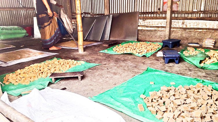 ছাপরা ঘরে অস্বাস্থ্যকর পরিবেশে তৈরি করে রাখা হয়েছে সন্দেশ। ছবি: আজকের পত্রিকা