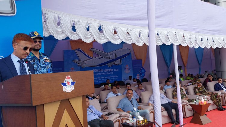 ‘এয়ারপোর্ট ইমার্জেন্সি এক্সারসাইজ ২০২৫’ অনুষ্ঠানে বক্তব্য দেন বেবিচকের চেয়ারম্যান এয়ার ভাইস মার্শাল মো. মোস্তাফা মাহমুদ সিদ্দিক। ছবি: আজকের পত্রিকা