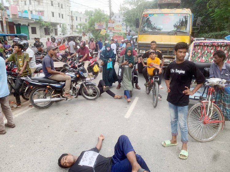 সৈয়দপুরে ইয়াসিন হত্যার বিচারের দাবিতে সড়ক অবরোধ। ছবি: আজকের পত্রিকা