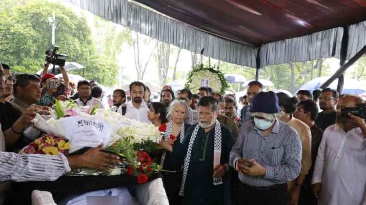 সৈয়দ মনজুরুল ইসলামের মরদেহে ফুল দিয়ে শ্রদ্ধা জানানো হয়। ছবি: আজকের পত্রিকা
