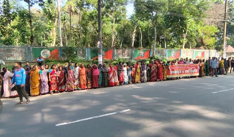 চা শ্রমিকদের বিক্ষোভ। ছবি: আজকের পত্রিকা