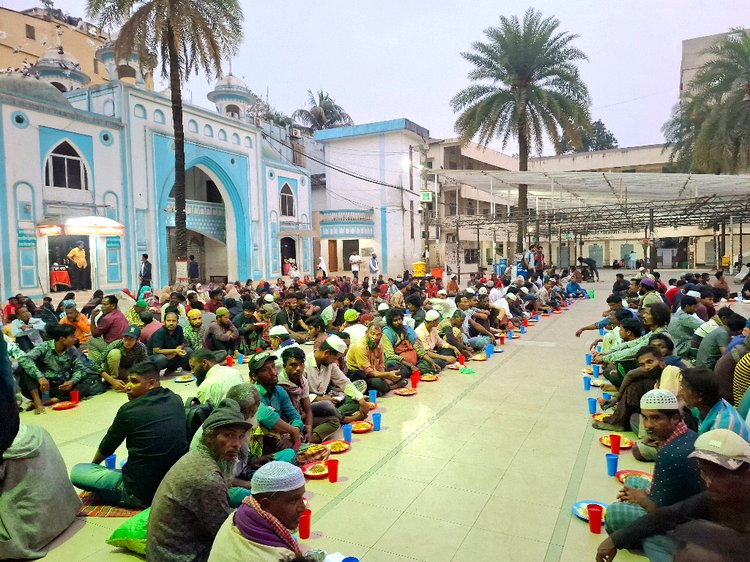 প্রায় ৭০৭ বছর ধরে শাহজালাল (রহ.) দরগাহে ইফতার আয়োজন করা হয়। গতকাল বৃহস্পতিবার তোলা। ছবি: আজকের পত্রিকা