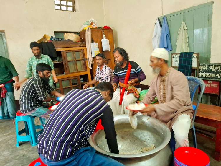প্রায় ৭০৭ বছর ধরে শাহজালাল (রহ.) দরগাহে ইফতার আয়োজন করা হয়। গতকাল বৃহস্পতিবার তোলা। ছবি: আজকের পত্রিকা