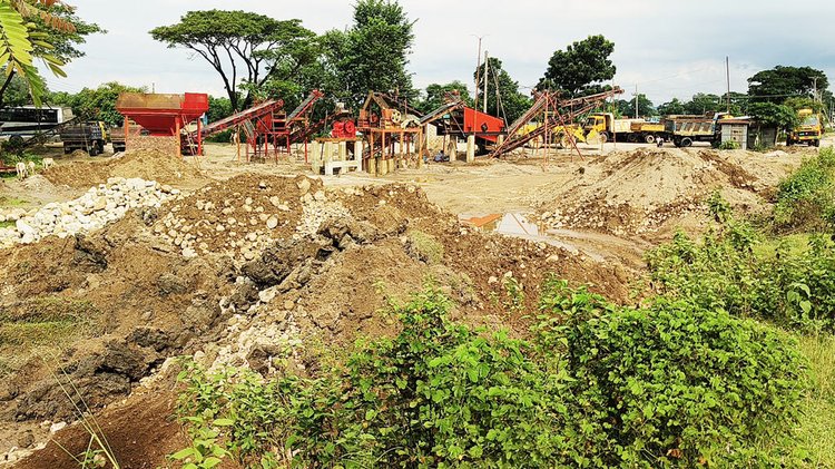 সিলেটে বিভিন্ন ক্রাশার মিলে রাখা ‘পাথর’ বালু ও মাটি দিয়ে লুকিয়ে রাখা হয়। ছবি: আজকের পত্রিকা