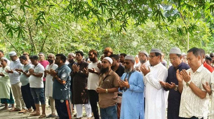 যশোরের গ্রামের বাড়িতে তাজমিনের মরদেহ পৌঁছানোর পর জানাজার নামাজ অনুষ্ঠিত হয়। ছবি: আজকের পত্রিকা