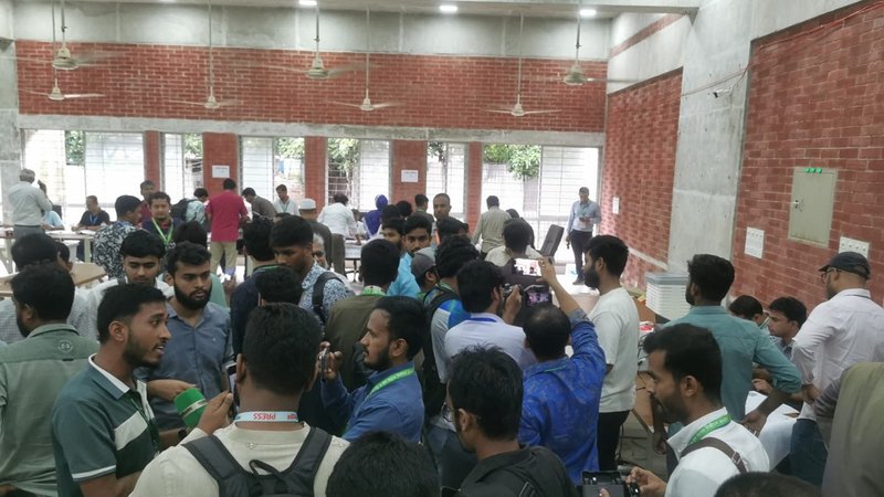 অনিয়মের অভিযোগে এক হলে এক ঘণ্টা ভোটদান বন্ধ