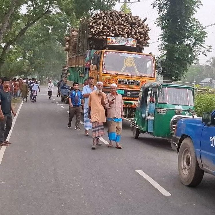 দুর্ঘটনাকবলিত বাঁশবোঝাই ট্রাক। ছবি: আজকের পত্রিকা