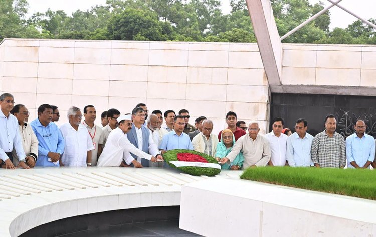 বিএনপির ৪৮ তম প্রতিষ্ঠাবার্ষিকী উপলক্ষে প্রধানমন্ত্রী ও দলের চেয়ারম্যান তারেক রহমান সাবেক রাষ্ট্রপতি জিয়াউর রহমান এবং সাবেক প্রধানমন্ত্রী খালেদা জিয়ার সমাধিতে শ্রদ্ধা নিবেদন করেন। ছবি: পিএমও