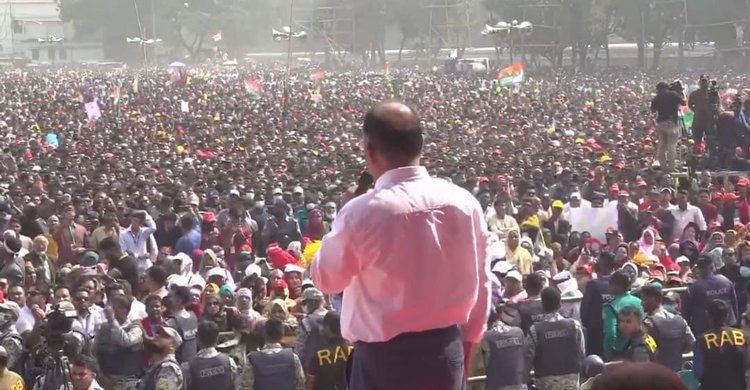 চট্টগ্রামের পলোগ্রাউন্ড মাঠে আজ দুপুরে বক্তব্য দেন তারেক রহমান। ছবি: আজকের পত্রিকা