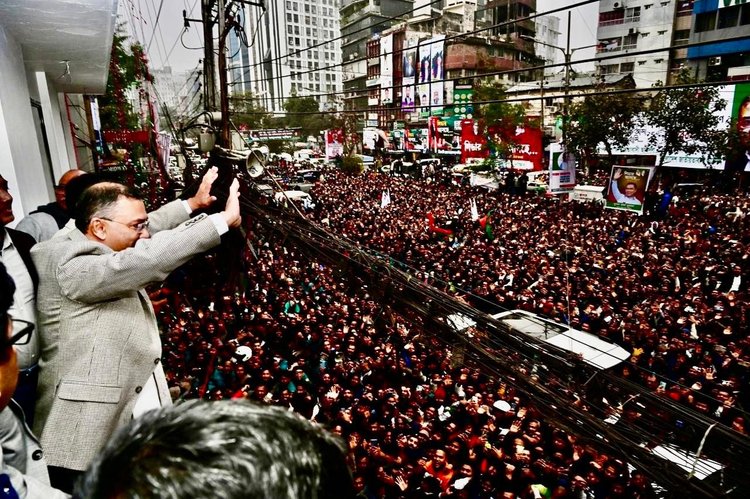 পল্টনে বিপুল সংখ্যক নেতা-কর্মী তারেক রহমানকে স্বাগত জানান। ছবি: আজকের পত্রিকা