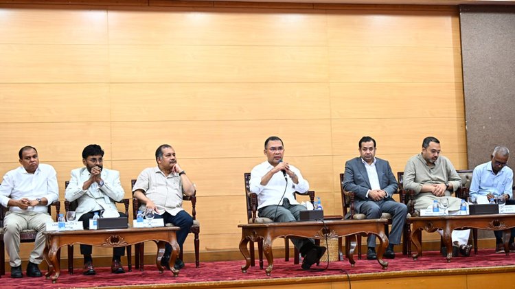বাংলাদেশ-চীন মৈত্রী সম্মেলন কেন্দ্রে সাংবাদিকদের সঙ্গে মতবিনিময় অনুষ্ঠানে প্রধানমন্ত্রী তারেক রহমান। ছবি: পিএমও
