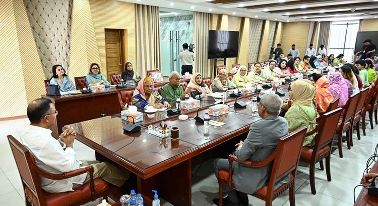 সরকারদলীয় সংরক্ষিত নারী আসনের সংসদ সদস্যদের সঙ্গে সভা করেছেন প্রধানমন্ত্রী তারেক রহমান। ছবি: পিএমও