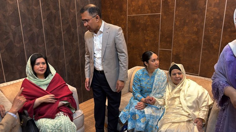 পরিবারের সদস্যদের সঙ্গে তারেক রহমানের আবেগঘন মুহূর্ত। ছবি: সংগৃহীত