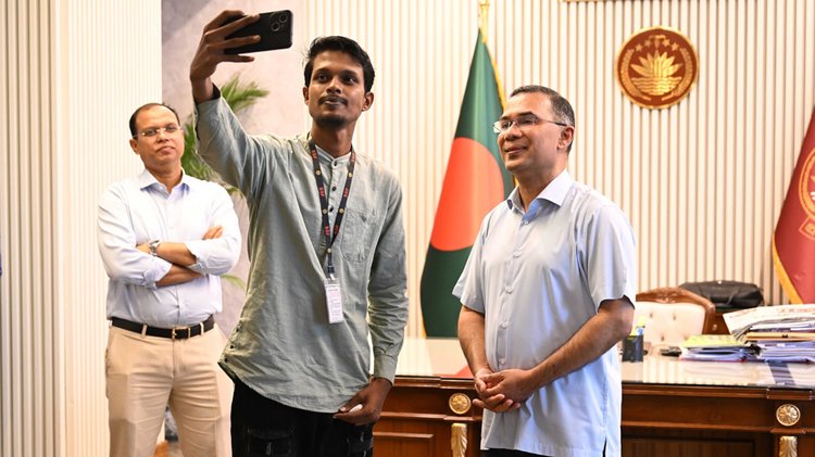 প্রধানমন্ত্রী তারেক রহমানের সঙ্গে সাক্ষাৎ করেন তাবিউল ইসলাম রাকিব। ছবি: পিএমও