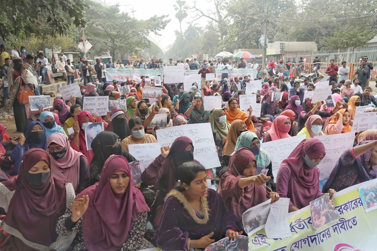 চূড়ান্তভাবে নিয়োগের সুপারিশপ্রাপ্ত হওয়ার দাবিতে রাজধানীর শাহবাগ এলাকায় জাতীয় জাদুঘরের সামনে অবস্থান কর্মসূচি। ছবি: হাসান রাজা