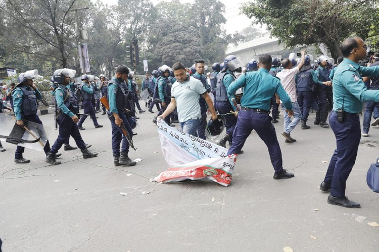 এমপিওভুক্ত শিক্ষাপ্রতিষ্ঠানের শিক্ষকদের ছত্রভঙ্গ করে দেয় পুলিশ। ছবি: আজকের পত্রিকা ক্যাটাগরি: জাতীয়