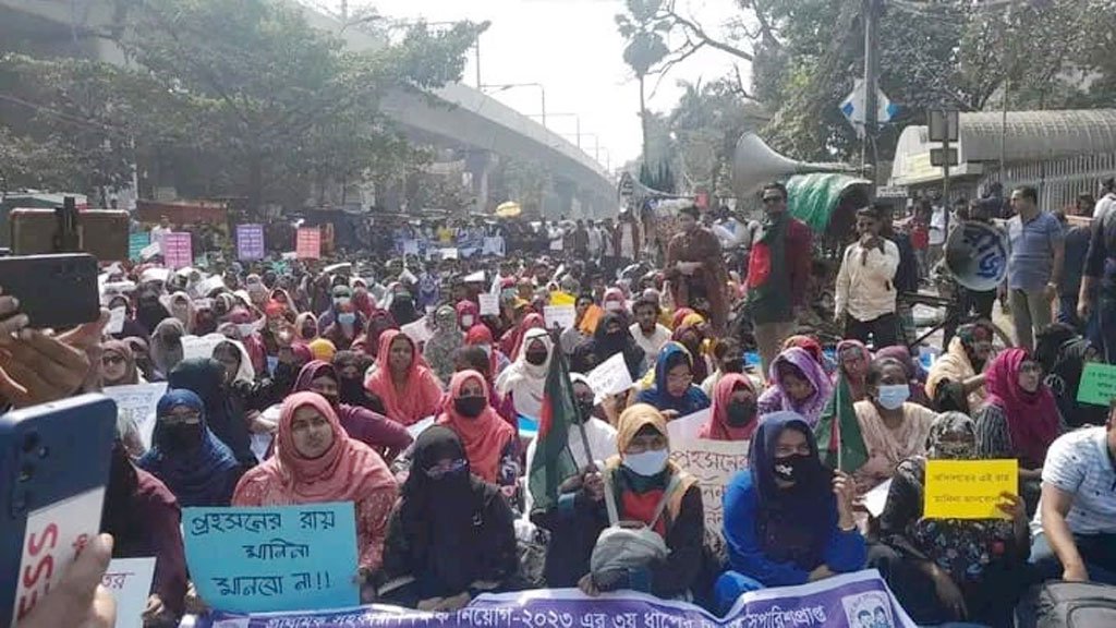 সচিবালয়ের সামনে নিয়োগ বঞ্চিত শিক্ষকদের সড়ক অবরোধ