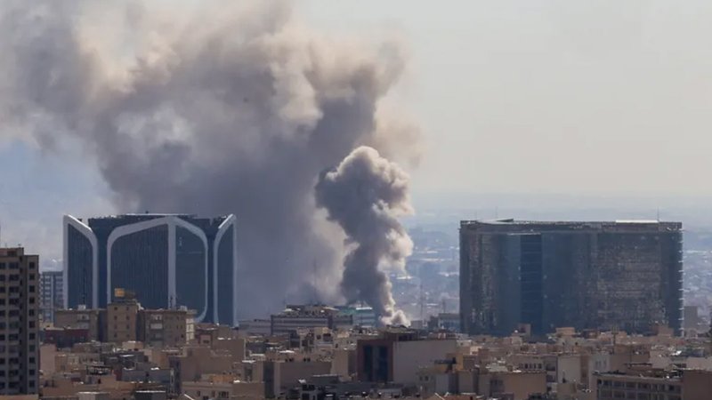 তেহরানে বিকট বিস্ফোরণ, ঘন ধোঁয়ার কুণ্ডলি