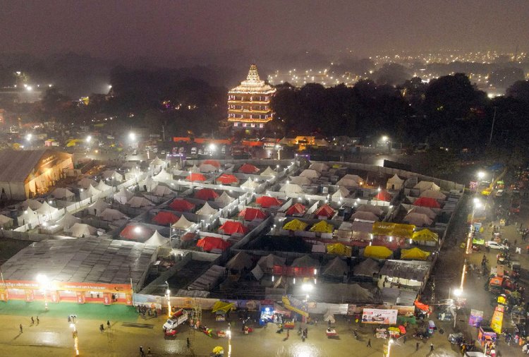 কুম্ভ মেলা প্রাঙ্গণে এবার দেড় লাখ তাঁবু বসানো হয়েছে। ছবি: এএফপি