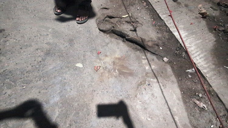 আজ বুধবার রাতে টিএসসিতে পরপর দুটি ককটেল বিস্ফোরণ হয়। ছবি: আজকের পত্রিকা