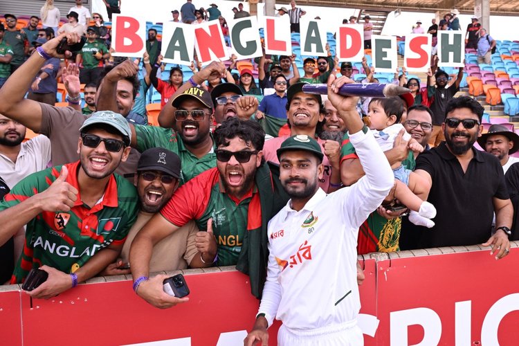 ডারউইনে ঐতিহাসিক জয়ের পর প্রবাসীদের সঙ্গে ছবি তোলেন মেহেদী হাসান মিরাজ। ছবি: এএফপি
